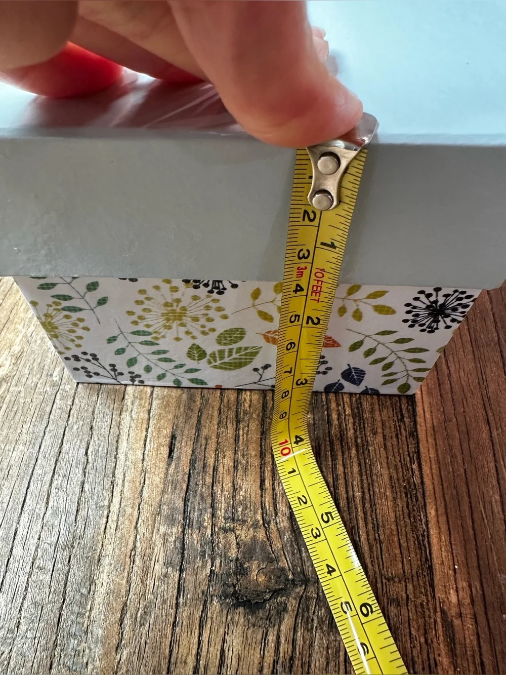 Leaf Print gift box - White with Multicolor Leaf Pattern